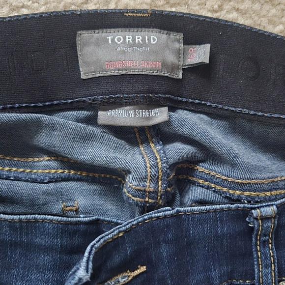 Torrid Dark Wash Bombshell Skinny Jeans Size 16 - Picture 2 of 6